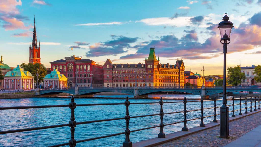 Suède - Panneau Skola et graffiti à Gamla Stan -  - Récits  de voyages et photos du monde